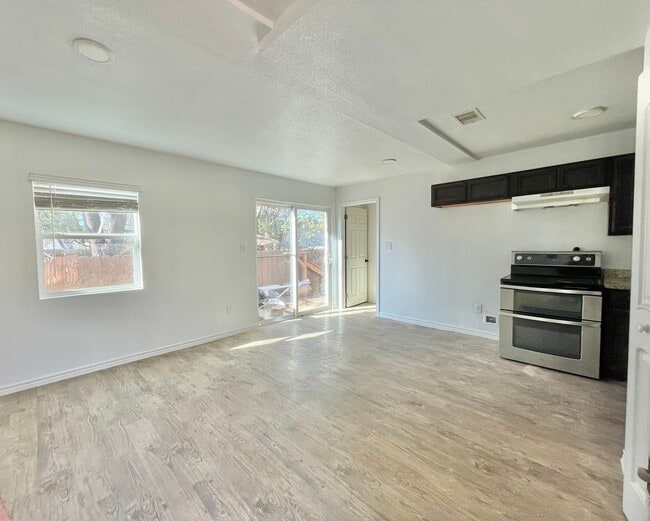 Building Photo - Fresh and Modern Unique Home!