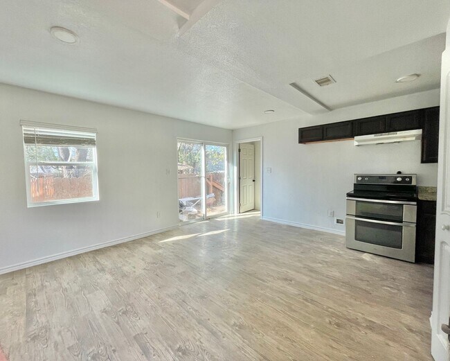 Foto del edificio - Fresh and Modern Unique Home!