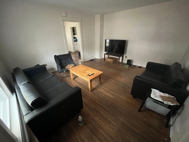 Foto del edificio - 3 Bedroom 1 Bath Perfect for Sports Fans!