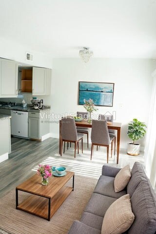 Foto del edificio - 5884 Dewberry Way