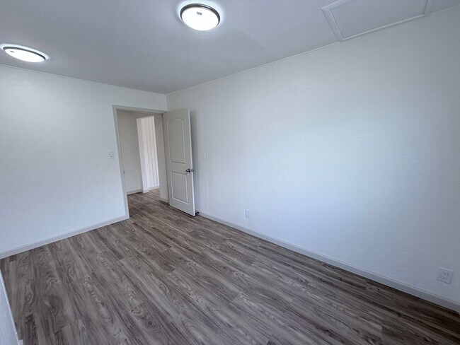 Foto del edificio - 2210 N School St