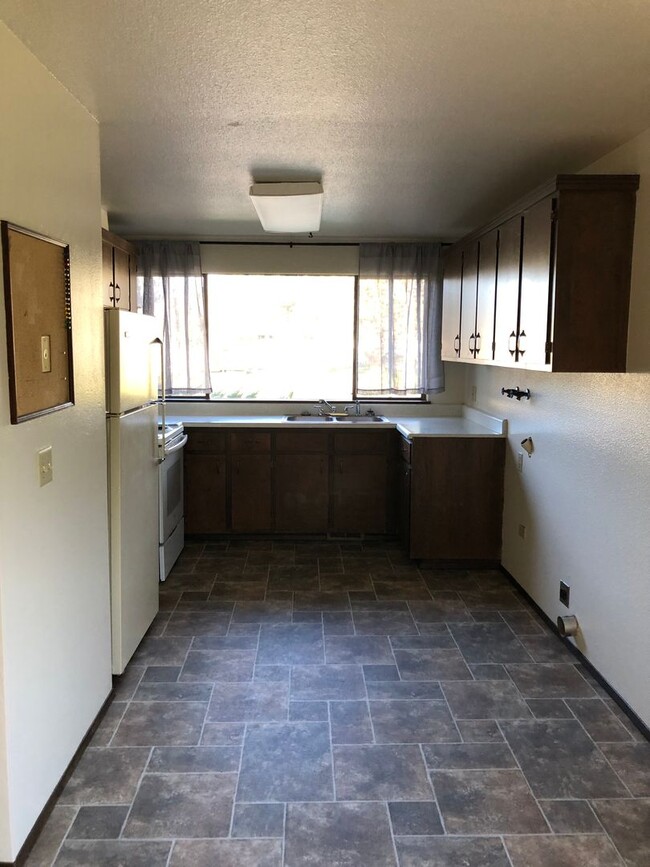 Building Photo - Find Your Sunshine in NW Corvallis! ??