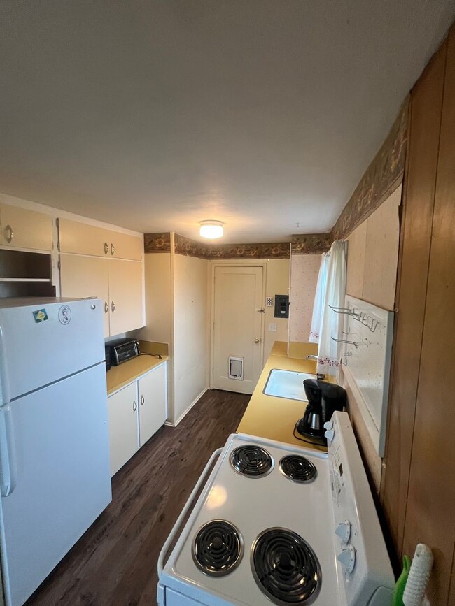 Building Photo - Fully Furnished 1-Bedroom Duplex