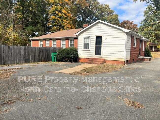 Building Photo - 5737 Oak Dr