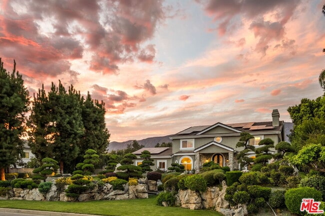 Building Photo - 1047 E Pomello Dr