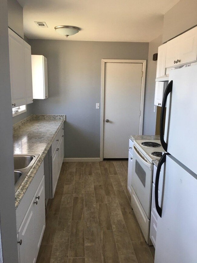 Kitchen - 900 lindberg ln