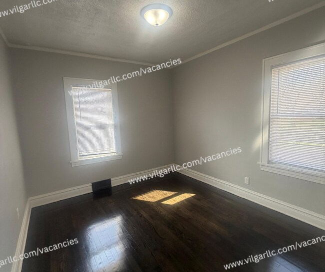 Building Photo - For Rent - Spacious 3 Bed/2 Bath Home