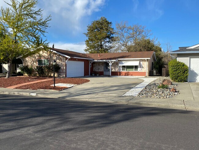 Foto del edificio - 55 and over located in Leisure Town! Updated home throughout! Beautiful backyard!