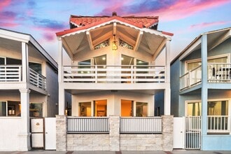 Building Photo - 2212 W Oceanfront