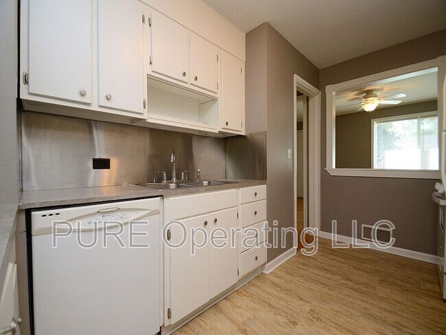 Foto del edificio - 6170 Hickory St