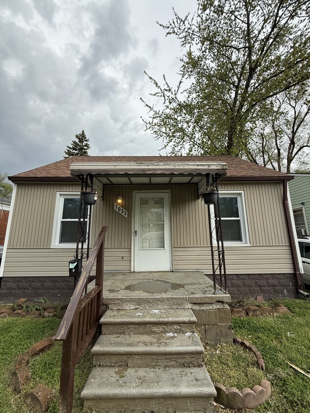 Foto principal - 7033 Westminster Ave