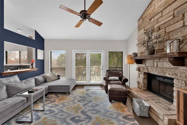 Foto del edificio - 4404 Travis Country Cir