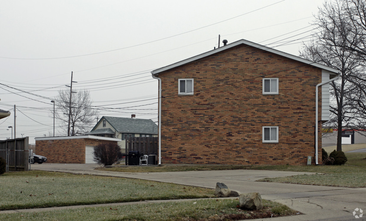 Building Photo - 4960-4974 Holiday Dr