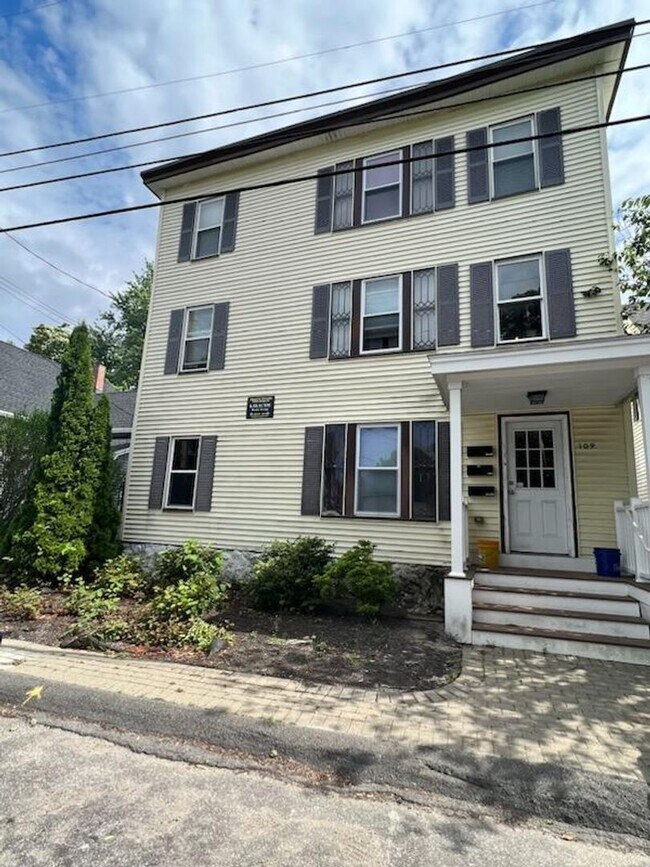 Building Photo - 109 W Rosedale Ave