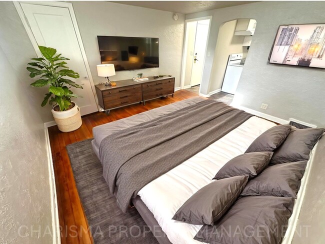 Building Photo - 917 Plex