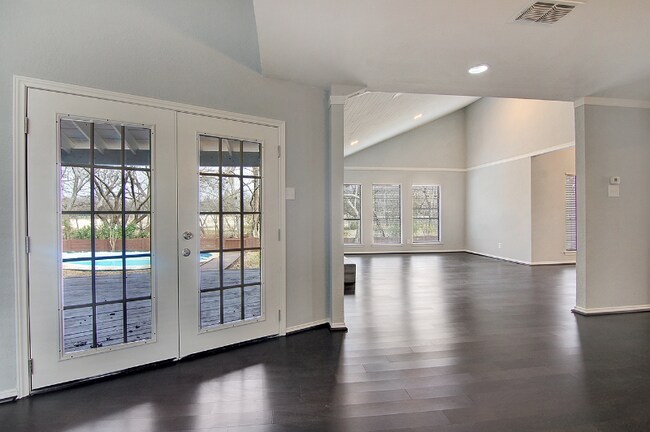 Foto del edificio - 3333 Creekbend Dr