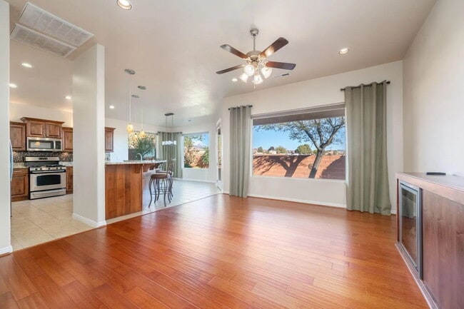 Foto del edificio - This beautiful Gem is ready for you to move into now.  Stunning views, spacious floor plan. Call ...
