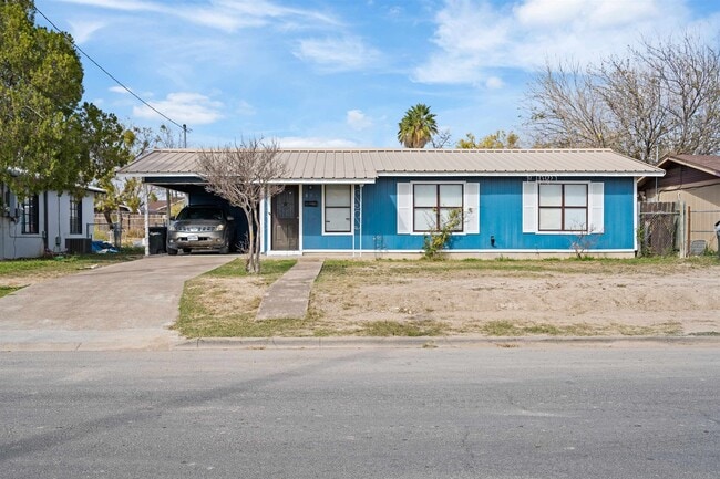 Building Photo - 804 E 7th St