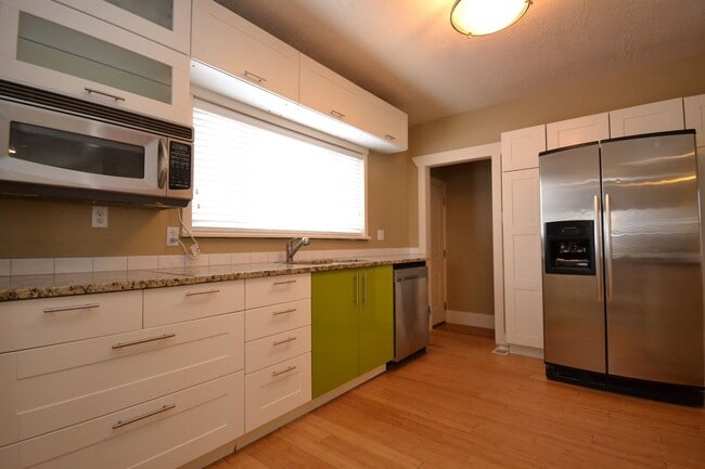 Building Photo - Charming 4 bed 2 bath cottage style home for rent!