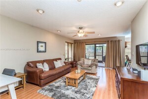 Foto del edificio - 8843 Cleary Blvd