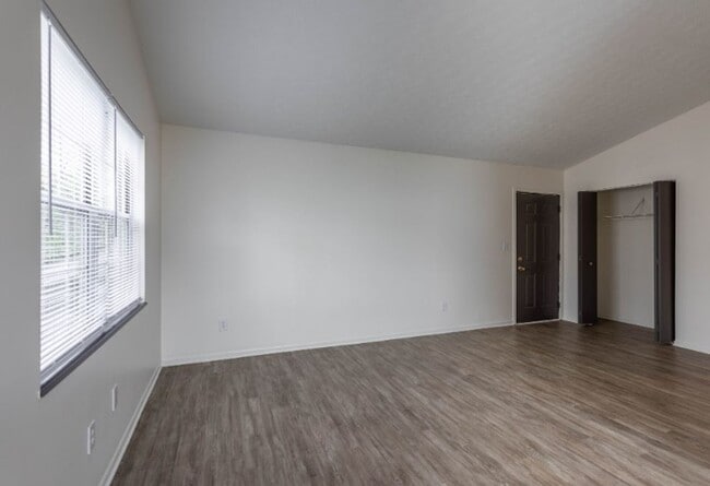 Interior Photo - Stratford Commons Apartment Complex