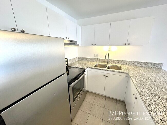Foto del edificio - 7544 Hampton Ave