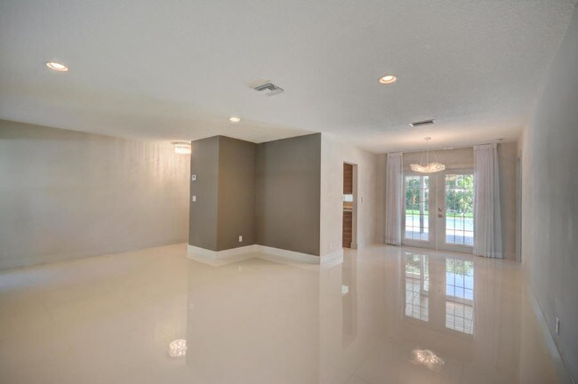 Building Photo - 451 NW Boca Raton Blvd