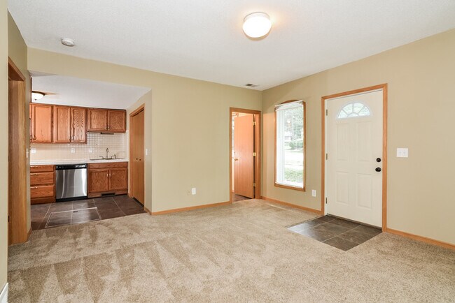 Building Photo - Quiet 3 bed, 1 Bath Shakopee Home with Upd...