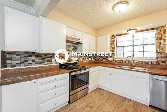 Building Photo - 3 Bedroom Pet-Friendly Home in Mesquite, TX with Main Street Renewal