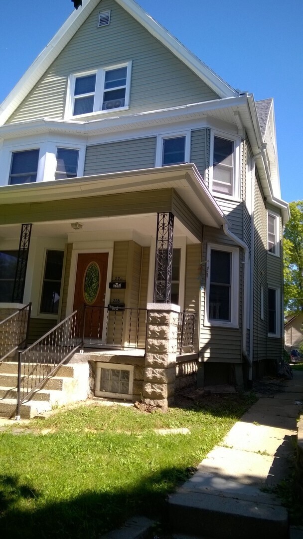 Building Photo - Recently Updated Spacious Two Bedroom Lowe...