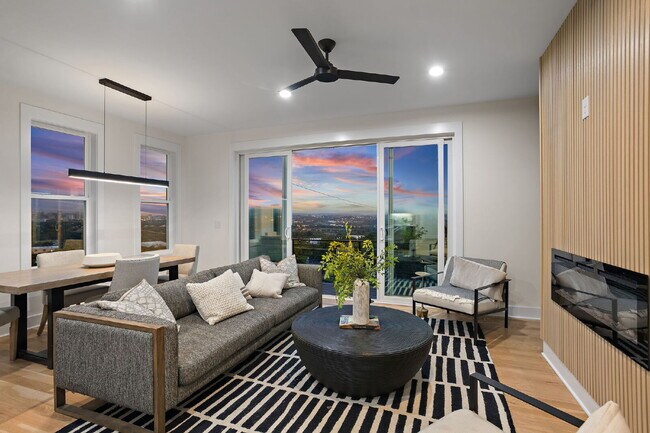 Foto del edificio - "Spacious 4-Bed, 4-Bath Gem in Nashville - 2,687 Sq Ft AMAZING views!