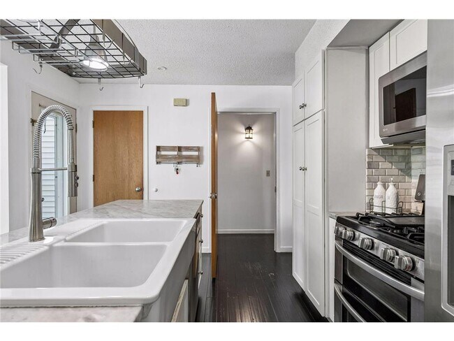 Foto del edificio - 925 Dartmouth Pl SE