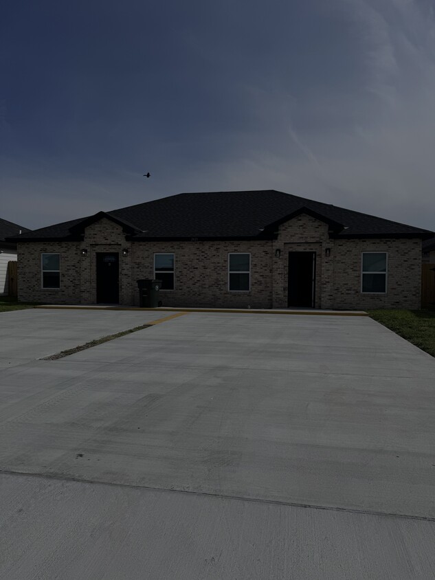 Foto principal - 2421 N Valley Cir