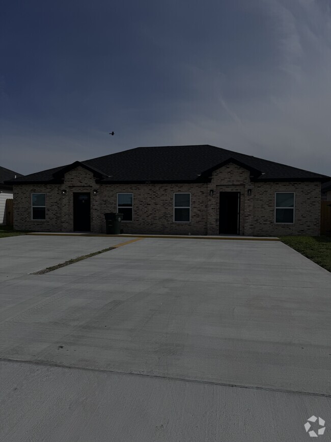 Building Photo - 2421 N Valley Cir