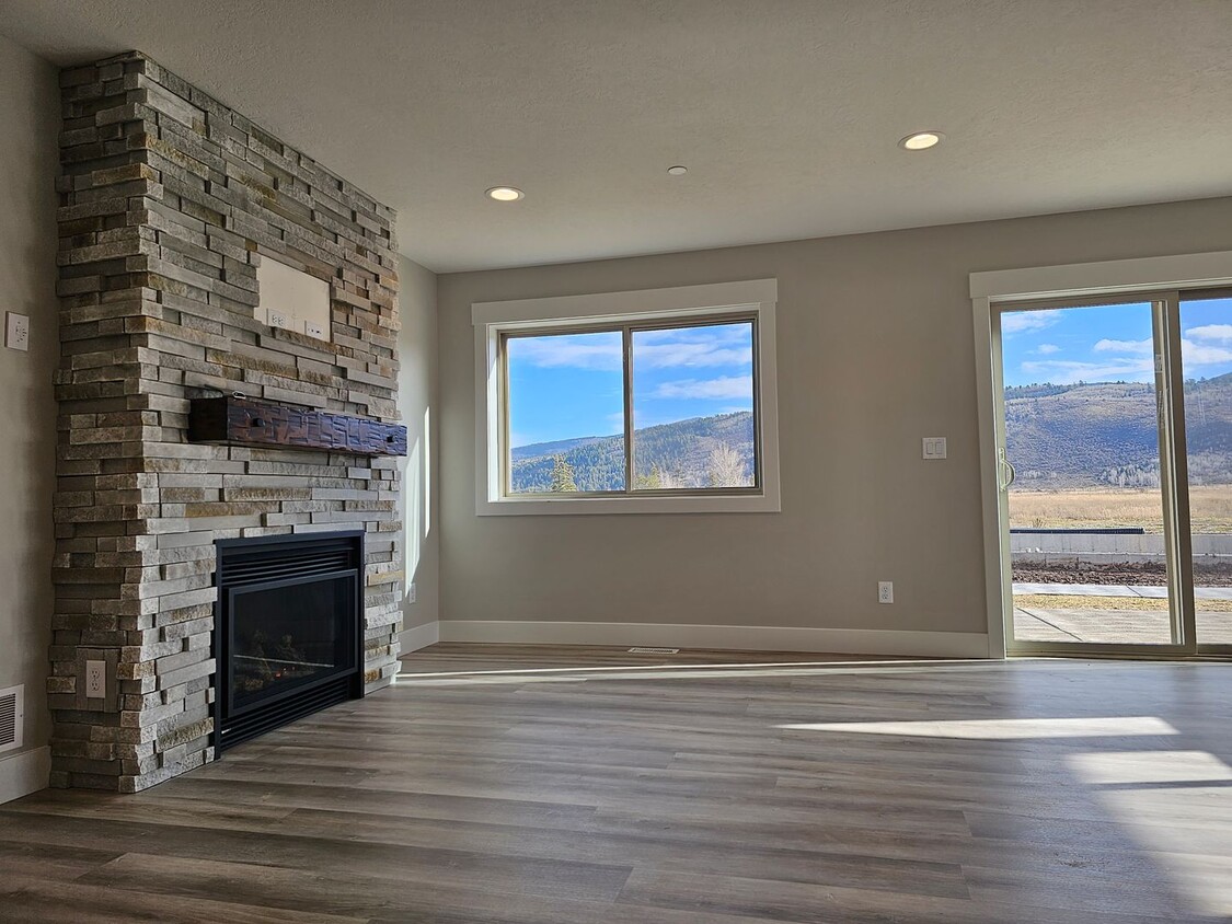 Primary Photo - Brand New 3Bed, 2Bathroom Pons Unit With AC