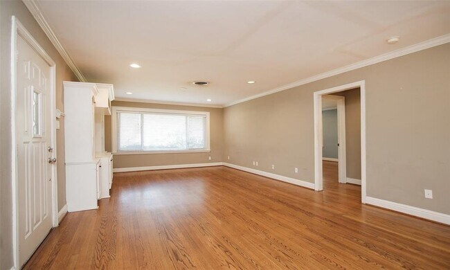 Building Photo - 4809 Saxon St