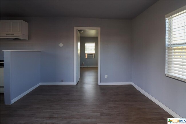 Building Photo - 122 W Avenue A