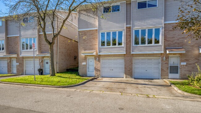 Photo du bâtiment - NEWLY RENOVATED THREE BEDROOM CONDO TOWN