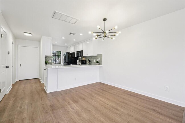 Foto del edificio - 7122 Wood Hollow Dr