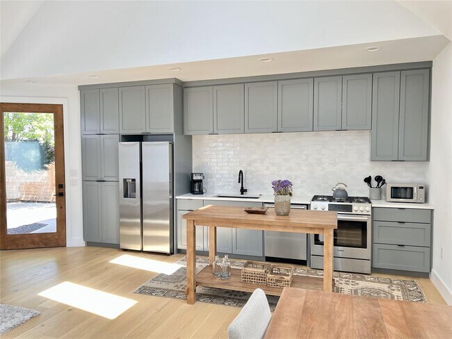 Foto del edificio - 7809 Mullen Dr