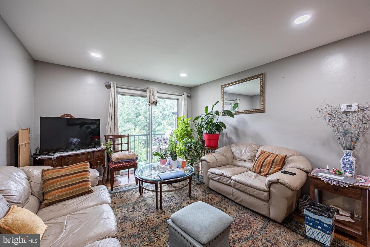 14807 Rydell Rd Unit 203, Centreville, VA 20121 Room for Rent in