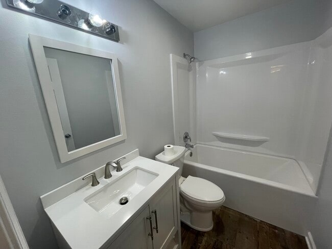 Building Photo - 1024 46th St