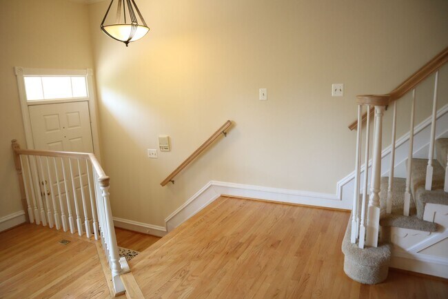 Building Photo - Gorgeous Large 4 level TH in the best Nort...