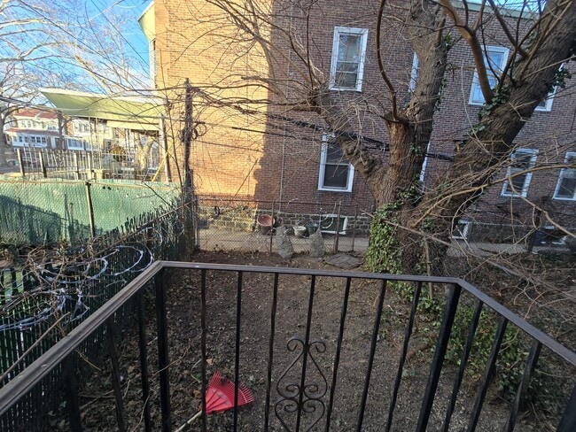 Building Photo - 5253 Spruce St