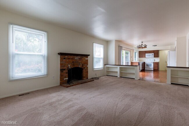 Foto del edificio - 4 br, 2.5 bath House - 4421 Walnut Woods Dr