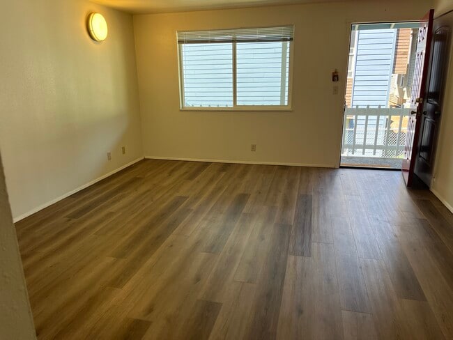 Living room to front door - 1948 Harris St