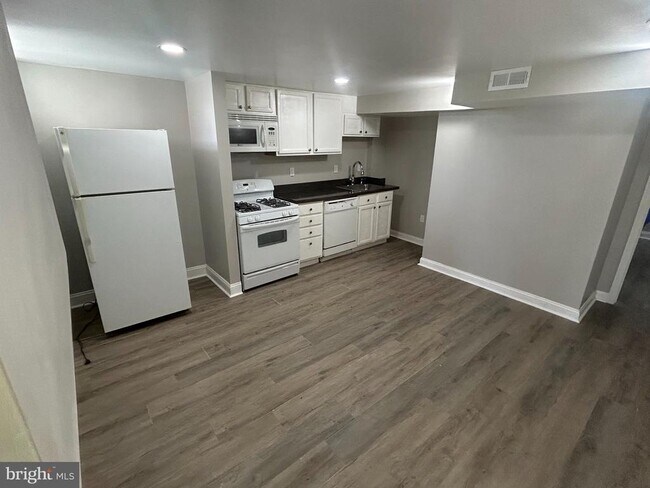 Foto del edificio - 5839 Benton Heights Ave