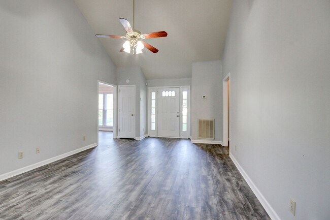 Foto del edificio - Amazing Brick Front Ranch Home With Hardwood Flooring and Fireplace