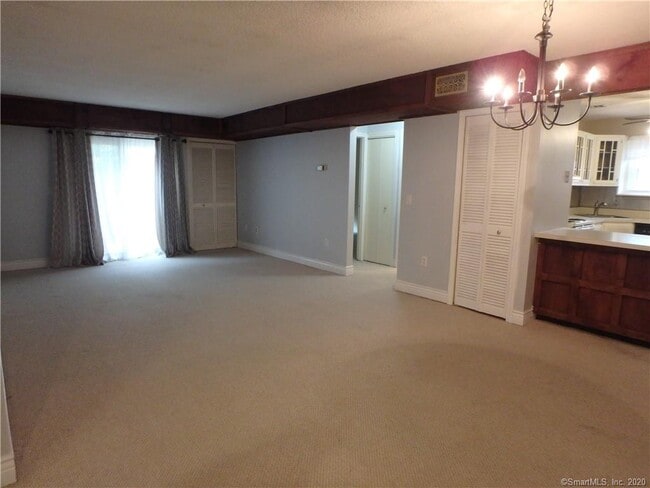 Building Photo - 911 Twin Circle Dr