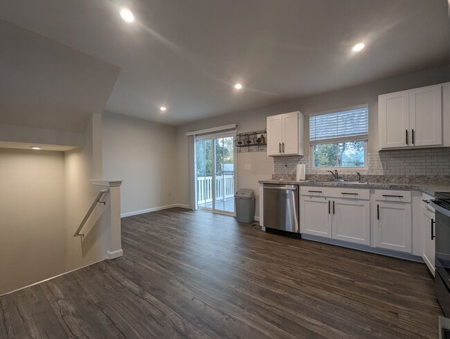 Building Photo - Modern 3-Bedroom Townhouse with Garage and...